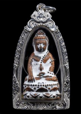  Drie-Facetten Buddha Ontdekt in een Weelde van Zilver en Goud!